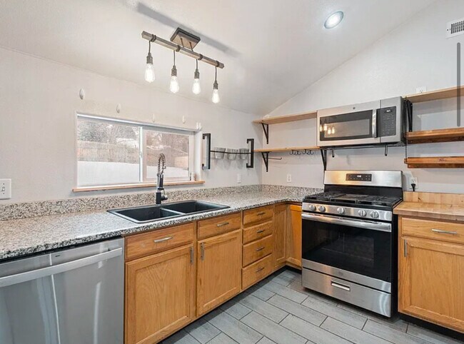 Building Photo - 471 W Elm St