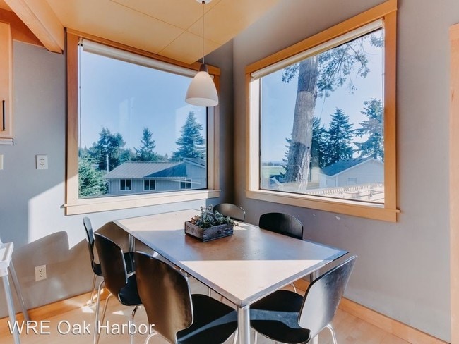 Building Photo - 1060 S Halsey Dr
