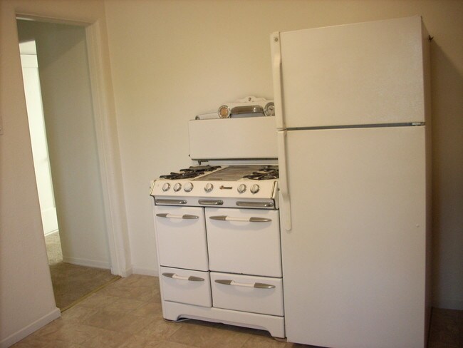 Kitchen - 8264 Norton Ave