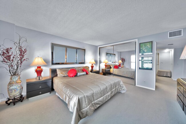 Building Photo - 2066 N Ocean Blvd