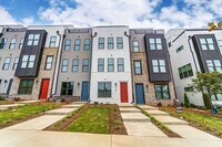 Building Photo - 3 Bedroom Townhome minutes from South End!