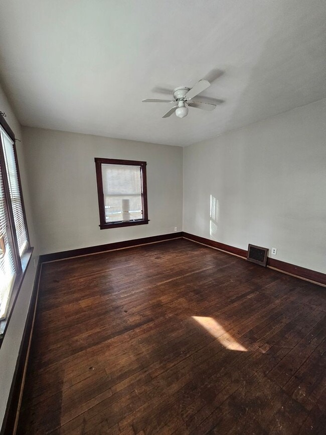 Building Photo - 3 Bedroom Home with Garage