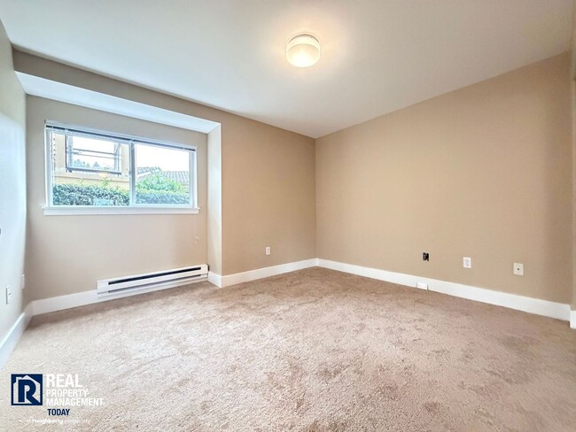 Building Photo - Updated 2 Bed Condo Near the Narrows – Water Views, Covered Parking & Prime Tacoma Location!