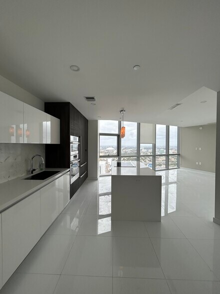 Building Photo - 851 NE 1st Ave