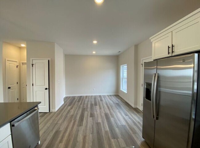 Building Photo - $2,275 | 3 Bedroom, 2.5 Bathroom Town Home | Pet Friendly | Sublease* | Available for August 1st,...