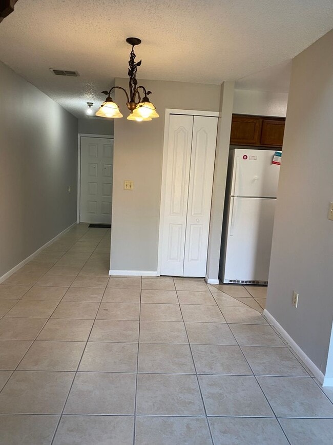 Building Photo - 2 bedroom + loft, 2 bathroom townhome near UCF