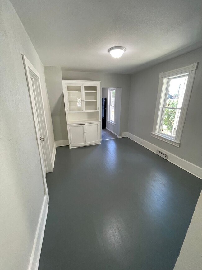 Building Photo - AVAILABLE June  - 1 BED 1 BATH Single Family Home!