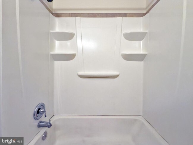 Building Photo - 9754 E Roosevelt Blvd