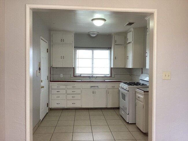 Building Photo - 1534 W Cambridge Ave