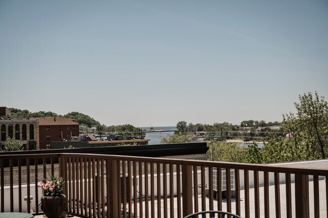 Building Photo - 110 N Harbor Dr