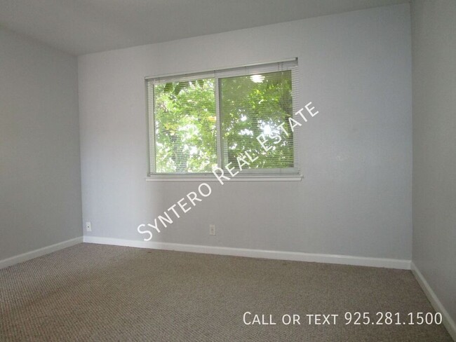 Building Photo - Upstairs 2 Bedroom/1 Bath Apartment with G...