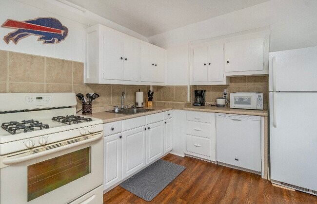 Building Photo - 216 Lexington Ave