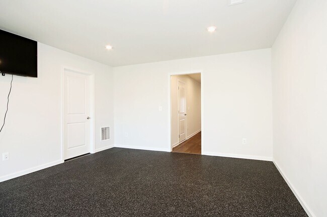 Building Photo - Pleasant Green Townhome Near Downtown Crozet