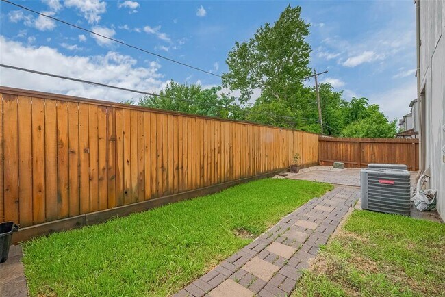 Building Photo - 1503 Miles Oaks Pl
