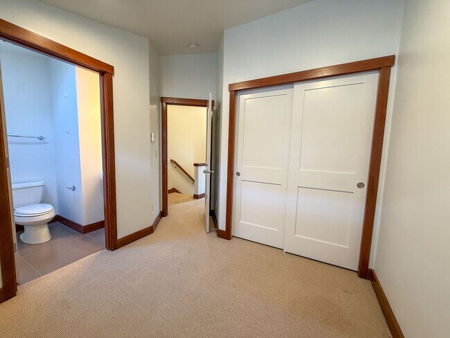 Building Photo - 3bd/2.5ba Seattle Townhome