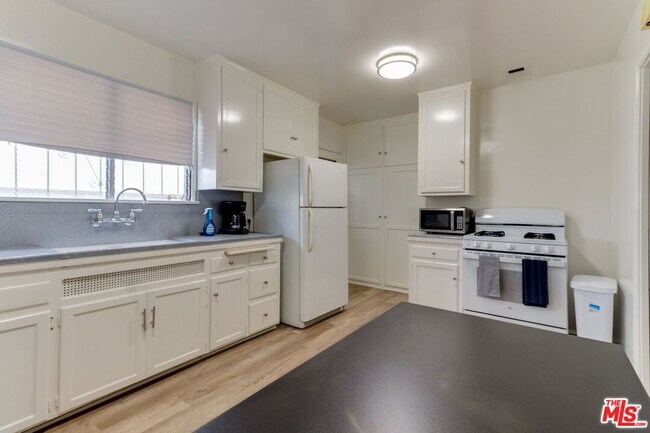 Building Photo - 4360 McLaughlin Ave