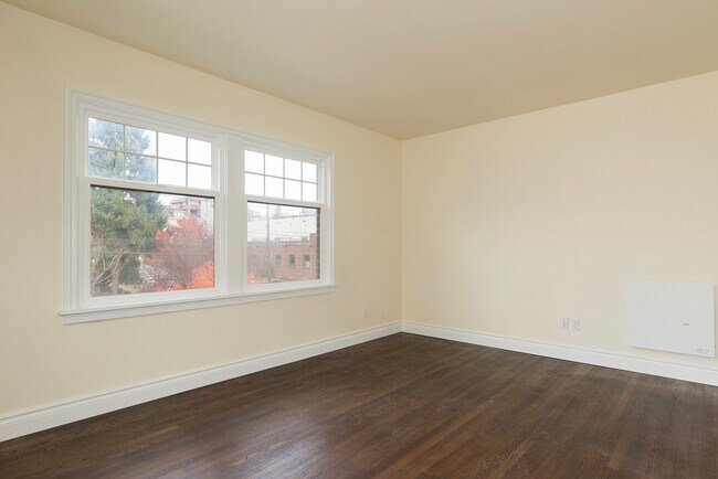 Building Photo - Chic Top-Floor 2BD/1BA Lower Queen Anne Seattle Apartment for Rent | Rooftop Space Needle Views, ...
