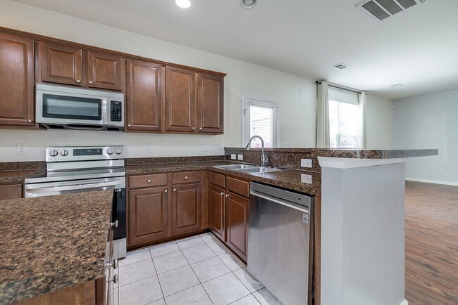 Building Photo - Spacious & Convenient