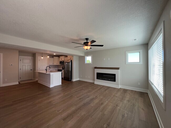 Building Photo - 601 Hart Ln