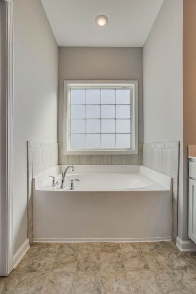 Building Photo - Stylish and comfortable living in Spring H...