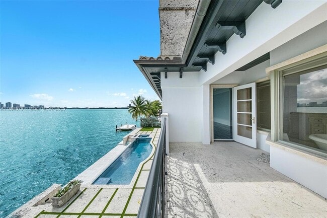 Building Photo - 1331 Bay Terrace