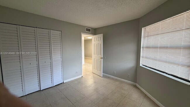 Building Photo - 4010 Lakeside Dr