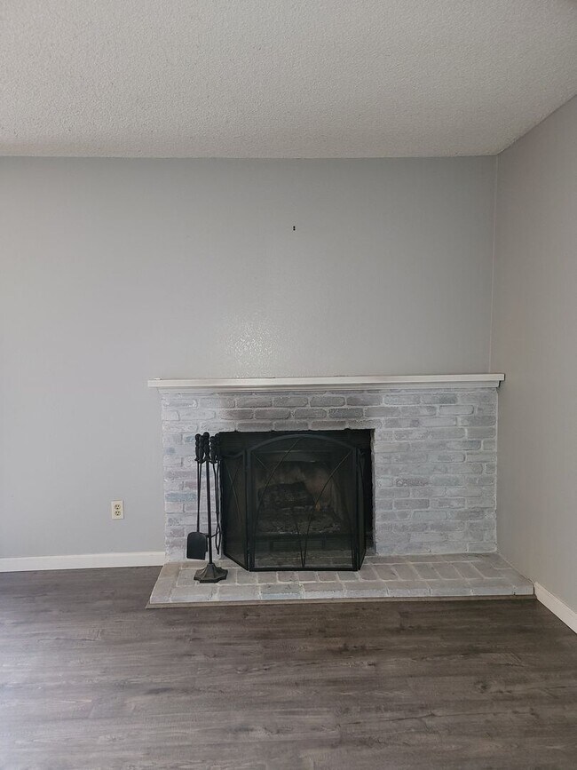 Building Photo - 3 Bedroom 2.5 Bath Corner Lot