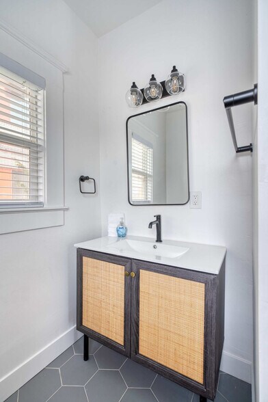 Building Photo - 317 NE Beech St