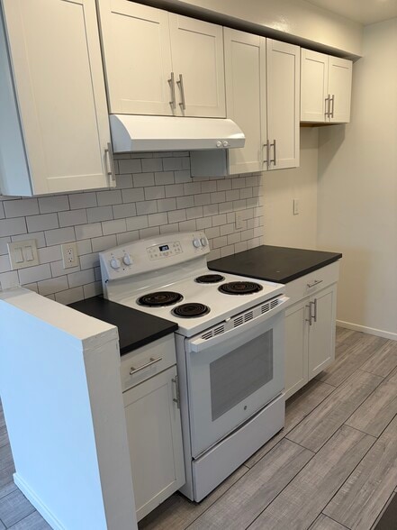 Building Photo - 3820 Mentone Ave