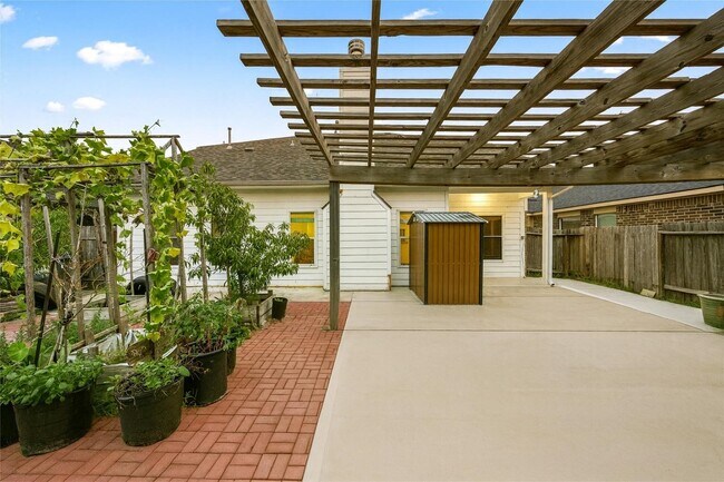 Building Photo - 21327 Colton Cove Dr