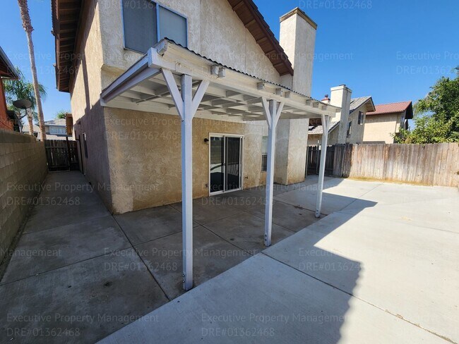 Building Photo - 3 bedroom/ 2.5 bathroom