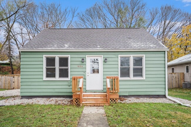 Building Photo - New Remodeled 3bed 1 bath home in Kalamazoo! Ask about our Deposit Free Leasing!!