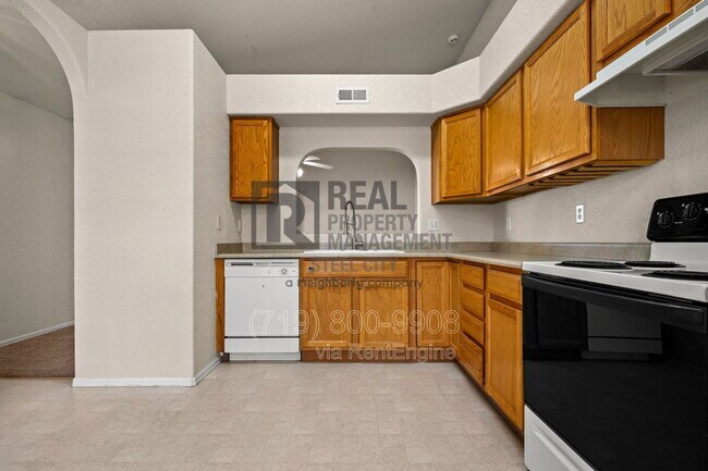 Building Photo - 1014 Pinecrest Dr