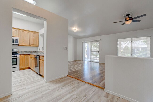 Building Photo - Beautiful 2 Bedroom Home Backing to Greenbelt