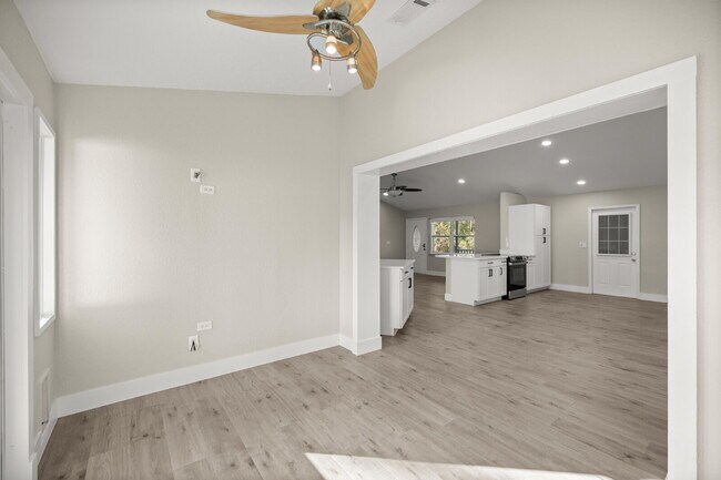 Building Photo - Newly remodeled Lovely 3-bed 2 Bath Home in desirable Location!!