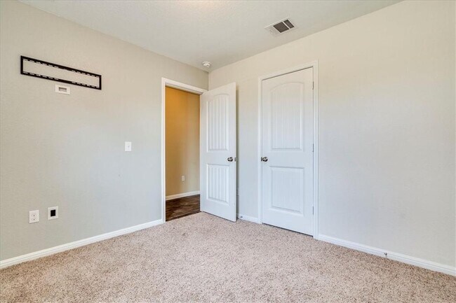 Building Photo - 617 Callahan Ln