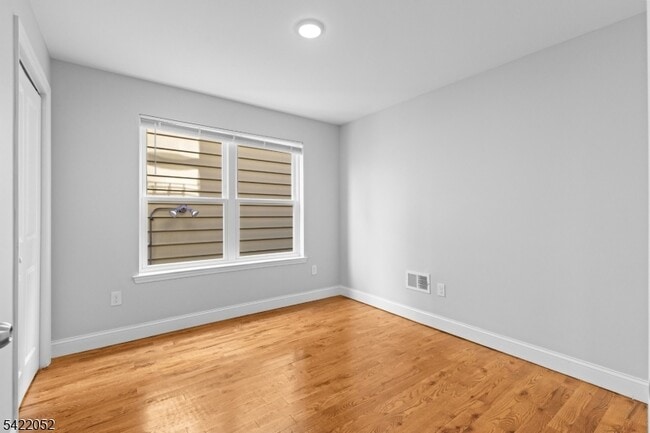 Building Photo - 19 Shaw Ave