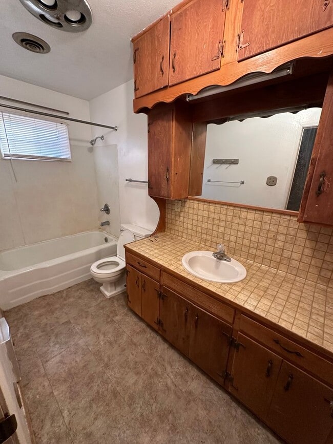 Building Photo - 3 Bed 2 Bath Home in Highland School School District!