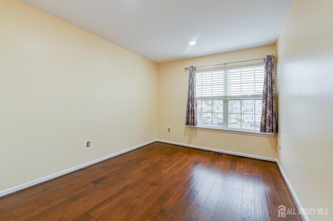 Building Photo - 609 Blossom Cir