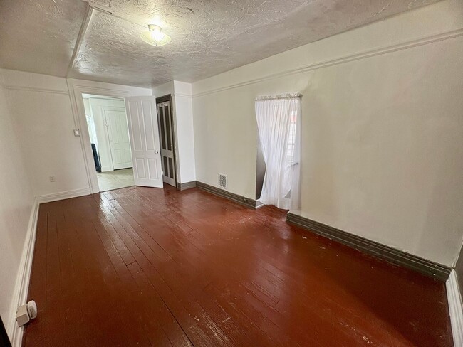 Building Photo - 342 N Newberry St