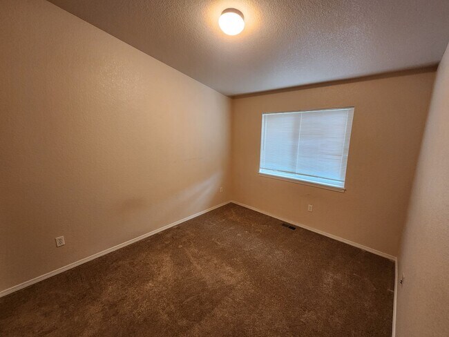 Building Photo - 3 Bedroom Townhome in Gated Community