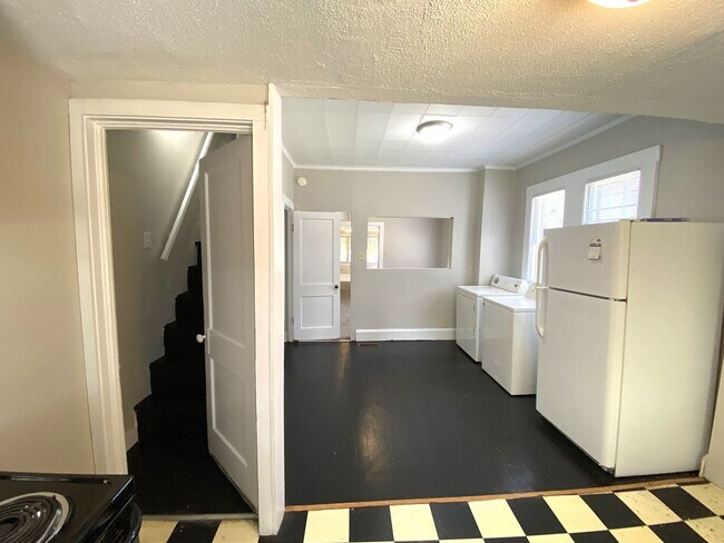 Building Photo - Kenwick Bungalow            20260620