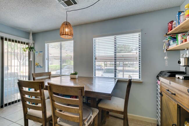 Building Photo - Cute and Cozy 2-bedroom 2-bathroom Townhom...