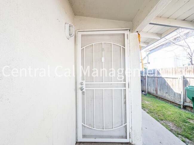 Building Photo - 611 Wilson Ave