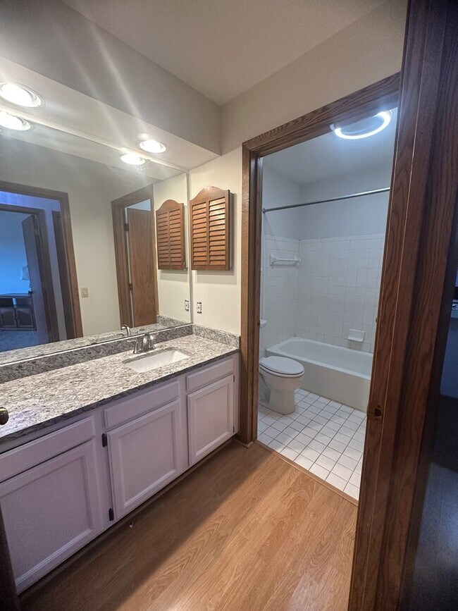 Building Photo - Charming 2-Bedroom Condo Near Campus - Ava...