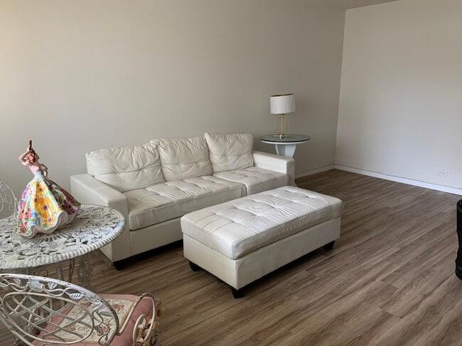 Building Photo - 425 Ena Rd