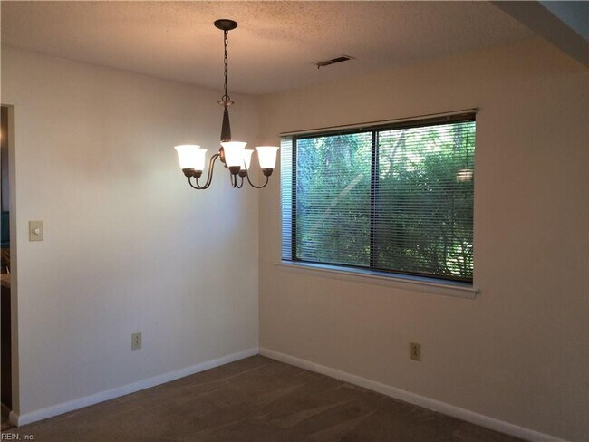 Building Photo - Chimney Hill