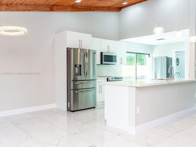 Building Photo - 741 E Plantation Cir