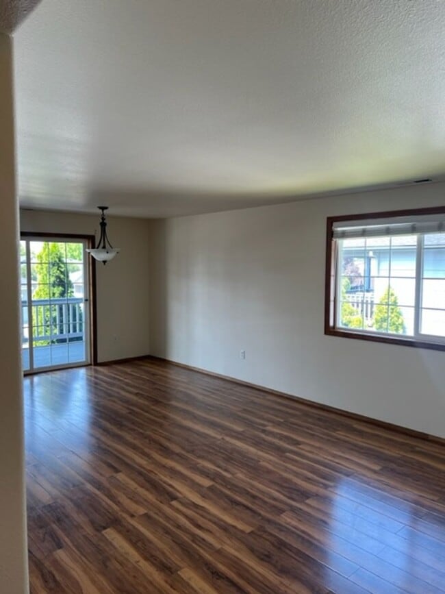 Building Photo - 3 Bedroom Upstairs Condo with Garage