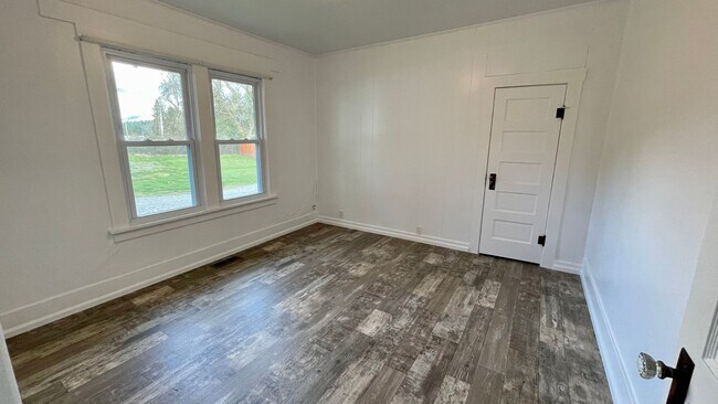 Building Photo - Country Living Home On Over Half An Acre! ...